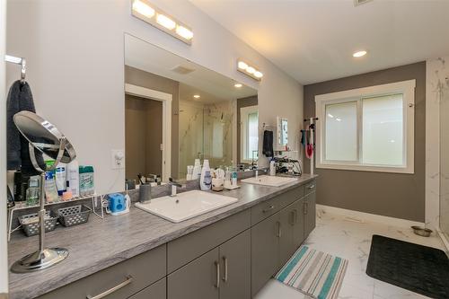 738 Bolton Road, Tappen, BC - Indoor Photo Showing Bathroom