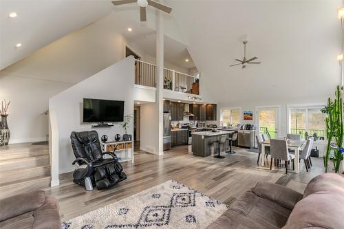 738 Bolton Road, Tappen, BC - Indoor Photo Showing Living Room