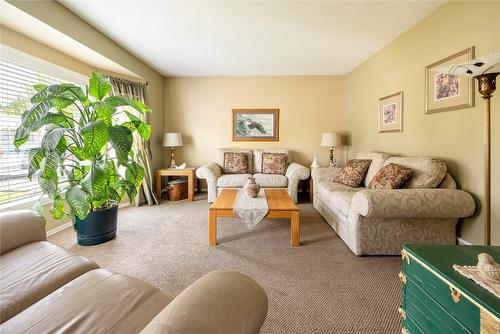 1609 Carshyl Court, Kelowna, BC - Indoor Photo Showing Living Room