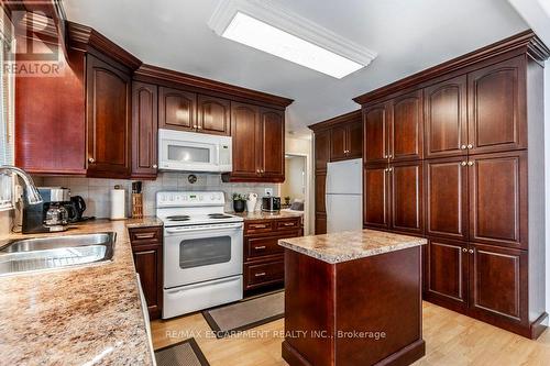 48 Tunbridge Crescent, Hamilton, ON - Indoor Photo Showing Kitchen With Double Sink