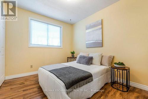 48 Tunbridge Crescent, Hamilton, ON - Indoor Photo Showing Bedroom