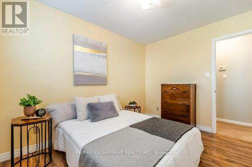 48 Tunbridge Crescent, Hamilton, ON - Indoor Photo Showing Bedroom