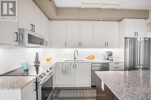 1207 - 20 Gatineau Drive, Vaughan, ON - Indoor Photo Showing Kitchen With Stainless Steel Kitchen With Double Sink With Upgraded Kitchen