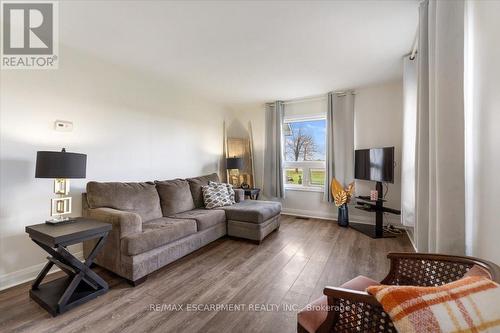 888 Green Mountain Road E, Hamilton, ON - Indoor Photo Showing Living Room