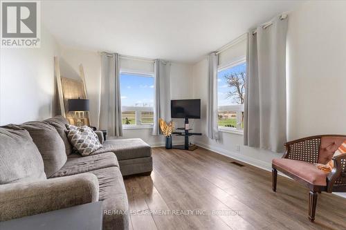 888 Green Mountain Road E, Hamilton, ON - Indoor Photo Showing Living Room