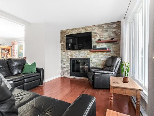 Salon - 1279 Rue De Nice, Québec (Charlesbourg), QC - Indoor Photo Showing Living Room With Fireplace