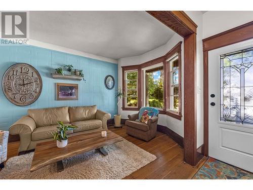 721 St Paul Street, Kamloops, BC - Indoor Photo Showing Living Room