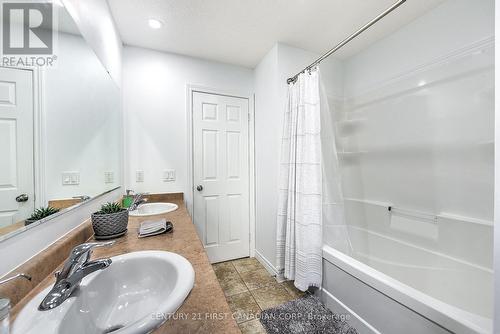 1852 Foxwood Avenue, London, ON - Indoor Photo Showing Bathroom