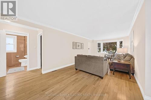 215 Wexford Avenue S, Hamilton (Delta), ON - Indoor Photo Showing Living Room