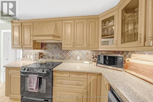 215 Wexford Avenue S, Hamilton (Delta), ON - Indoor Photo Showing Kitchen