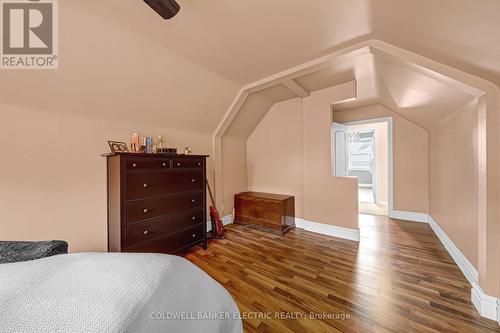 215 Wexford Avenue S, Hamilton (Delta), ON - Indoor Photo Showing Bedroom