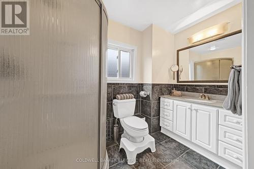 215 Wexford Avenue S, Hamilton (Delta), ON - Indoor Photo Showing Bathroom