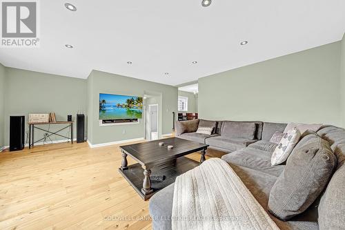 215 Wexford Avenue S, Hamilton (Delta), ON - Indoor Photo Showing Living Room