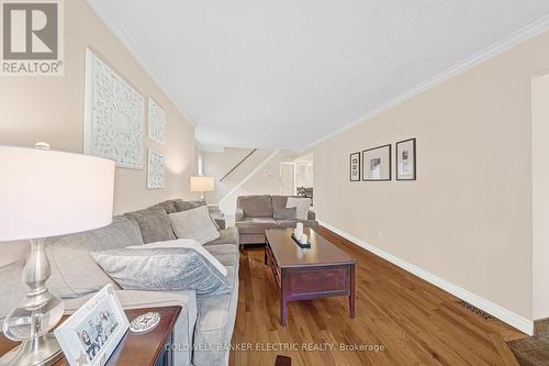 215 Wexford Avenue S, Hamilton (Delta), ON - Indoor Photo Showing Living Room