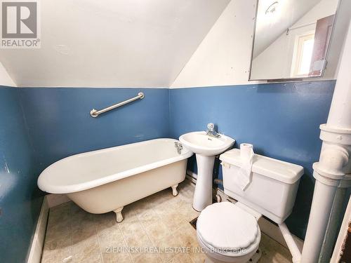 4 Folger Street, Kirkland Lake, ON - Indoor Photo Showing Bathroom