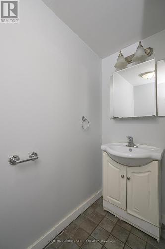 100 Mcclary Avenue, London, ON - Indoor Photo Showing Bathroom