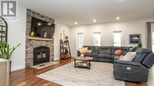 105 Union Avenue, Middlesex Centre (Komoka), ON - Indoor Photo Showing Living Room With Fireplace