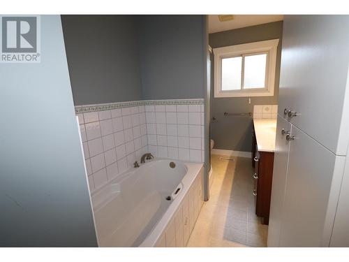 1077 Ewert Street, Prince George, BC - Indoor Photo Showing Bathroom