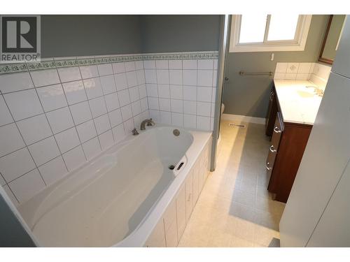 1077 Ewert Street, Prince George, BC - Indoor Photo Showing Bathroom