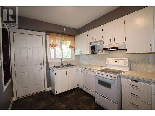 1077 Ewert Street, Prince George, BC - Indoor Photo Showing Kitchen With Double Sink