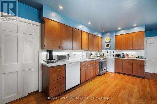 19 Hedgewood Road, Toronto, ON - Indoor Photo Showing Kitchen