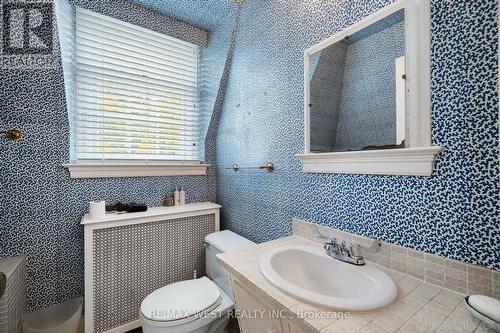 19 Hedgewood Road, Toronto, ON - Indoor Photo Showing Bathroom