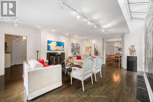 19 Hedgewood Road, Toronto, ON - Indoor Photo Showing Living Room