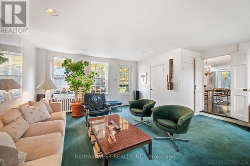 19 Hedgewood Road, Toronto, ON - Indoor Photo Showing Living Room