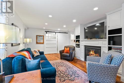 476 2Nd Avenue W, Owen Sound, ON - Indoor Photo Showing Living Room With Fireplace