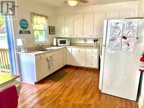 322 Oxford Avenue, Fort Erie, ON - Indoor Photo Showing Kitchen