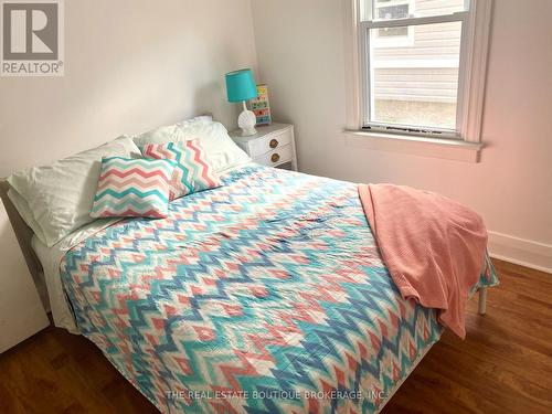 322 Oxford Avenue, Fort Erie, ON - Indoor Photo Showing Bedroom