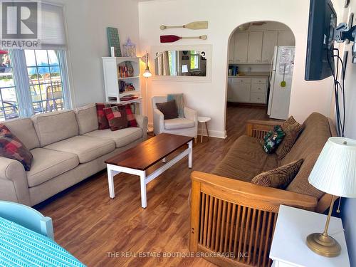 322 Oxford Avenue, Fort Erie, ON - Indoor Photo Showing Living Room