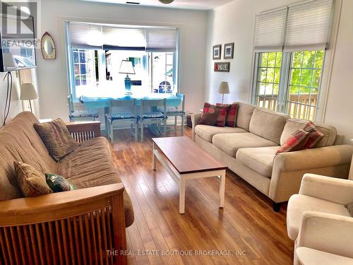 322 Oxford Avenue, Fort Erie, ON - Indoor Photo Showing Living Room