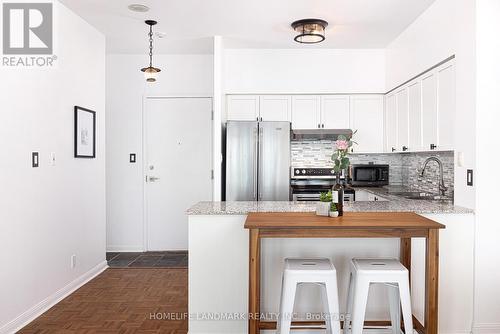 2612 - 230 Queens Quay W, Toronto, ON - Indoor Photo Showing Kitchen