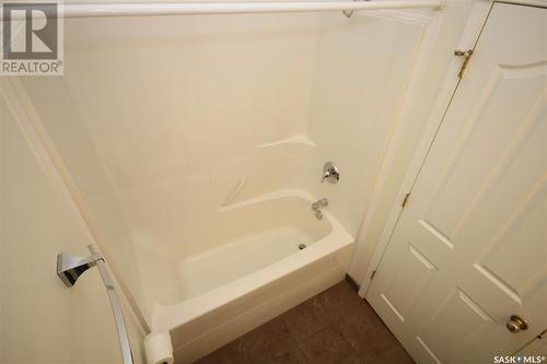 501 1901 Victoria Avenue, Regina, SK - Indoor Photo Showing Bathroom