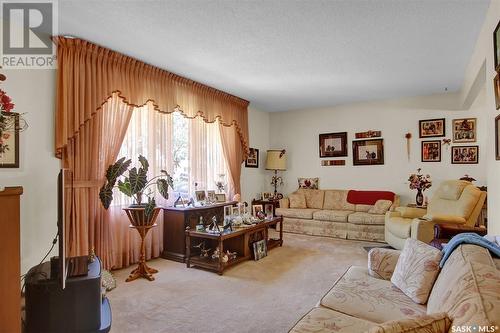 3515 6Th Avenue N, Regina, SK - Indoor Photo Showing Living Room