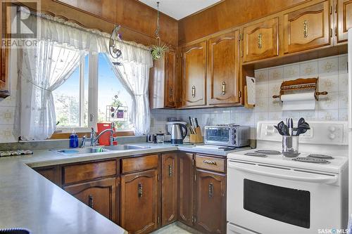 3515 6Th Avenue N, Regina, SK - Indoor Photo Showing Kitchen With Double Sink