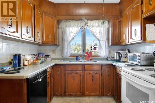 3515 6Th Avenue N, Regina, SK - Indoor Photo Showing Kitchen With Double Sink