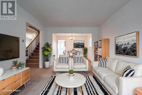 15 Ashcroft Drive, Hamilton, ON - Indoor Photo Showing Living Room