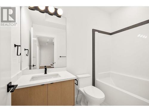 747 Patterson Avenue Unit# 2, Kelowna, BC - Indoor Photo Showing Bathroom