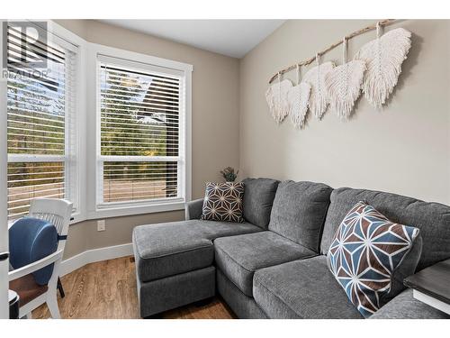 260 Terry Road, Enderby, BC - Indoor Photo Showing Living Room