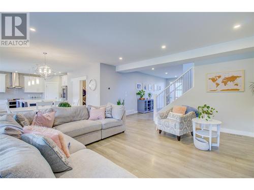 2380 15 Avenue Se, Salmon Arm, BC - Indoor Photo Showing Living Room