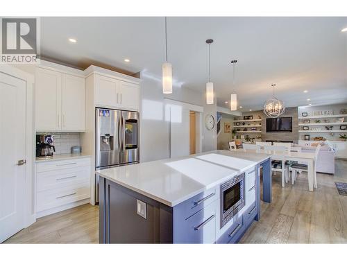 2380 15 Avenue Se, Salmon Arm, BC - Indoor Photo Showing Kitchen