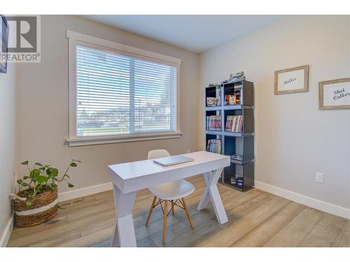 2380 15 Avenue Se, Salmon Arm, BC - Indoor Photo Showing Dining Room