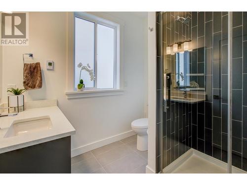 2380 15 Avenue Se, Salmon Arm, BC - Indoor Photo Showing Bathroom