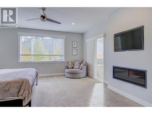 2380 15 Avenue Se, Salmon Arm, BC - Indoor Photo Showing Living Room With Fireplace