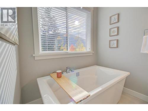 2380 15 Avenue Se, Salmon Arm, BC - Indoor Photo Showing Bathroom