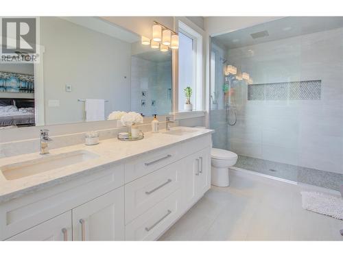 2380 15 Avenue Se, Salmon Arm, BC - Indoor Photo Showing Bathroom