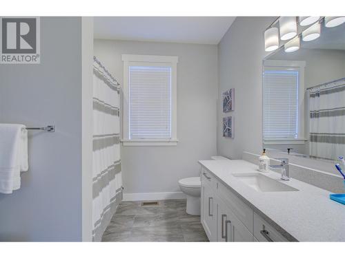 2380 15 Avenue Se, Salmon Arm, BC - Indoor Photo Showing Bathroom