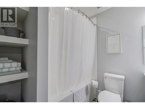 2380 15 Avenue Se, Salmon Arm, BC - Indoor Photo Showing Bathroom